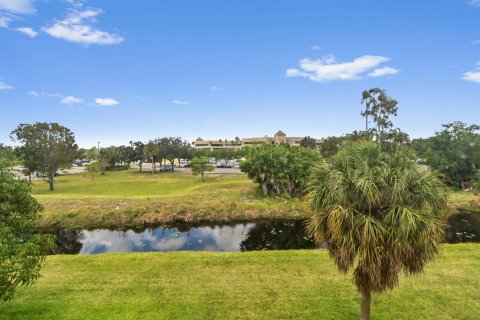 Condo in Palm Springs, Florida, 1 bedroom  № 1171067 - photo 12