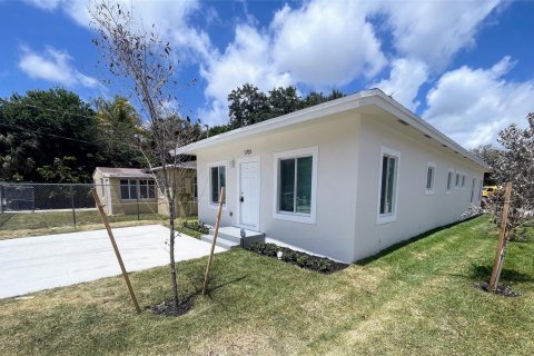 Casa en venta en Fort Lauderdale, Florida, 6 dormitorios, 136.75 m2 № 1099045 - foto 1