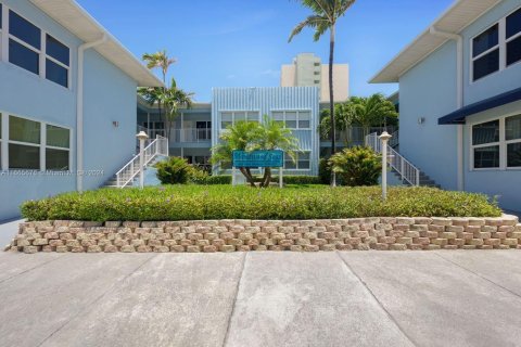 Condominio en venta en Hollywood, Florida, 1 dormitorio, 63.55 m2 № 1378870 - foto 2