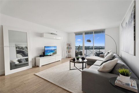 Condo in Miami Beach, Florida, 2 bedrooms  № 1378917 - photo 1