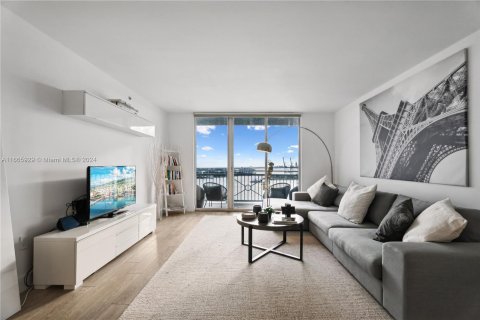 Condo in Miami Beach, Florida, 2 bedrooms  № 1378917 - photo 3