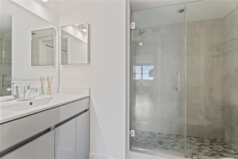 Condo in Miami Beach, Florida, 2 bedrooms  № 1378917 - photo 12