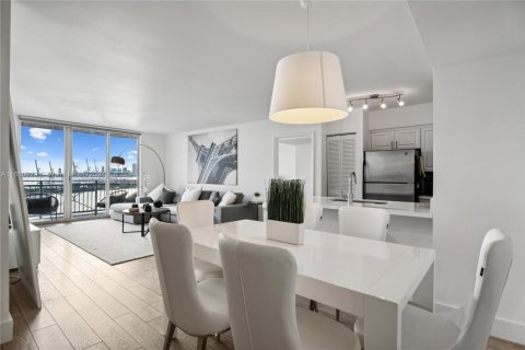 Condo in Miami Beach, Florida, 2 bedrooms  № 1378917 - photo 2