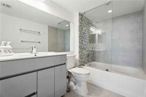 Condo in Miami Beach, Florida, 2 bedrooms  № 1378917 - photo 10