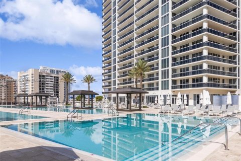 Condo in Hallandale Beach, Florida, 2 bedrooms  № 1378828 - photo 9