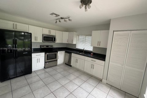 House in Plantation, Florida 4 bedrooms, 184.6 sq.m. № 1378871 - photo 6