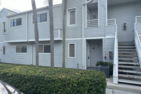 Condo in Oakland Park, Florida, 1 bedroom  № 1396205 - photo 1