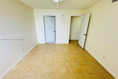 Condo in Oakland Park, Florida, 1 bedroom  № 1396205 - photo 4