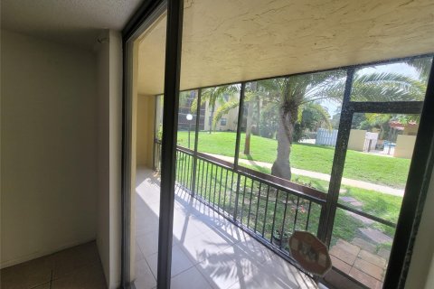 Condo in Deerfield Beach, Florida, 2 bedrooms  № 959228 - photo 18