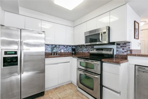 Condominio en venta en Hallandale Beach, Florida, 1 dormitorio, 83.61 m2 № 869739 - foto 3