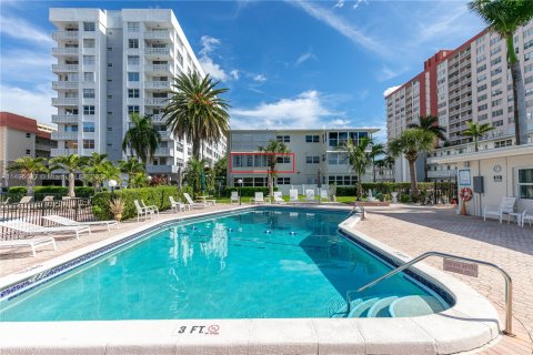 Condominio en venta en Hallandale Beach, Florida, 1 dormitorio, 83.61 m2 № 869739 - foto 2