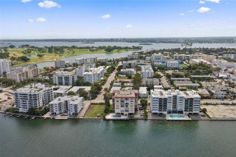 Condominio en venta en Bay Harbor Islands, Florida, 2 dormitorios, 152.36 m2 № 730378 - foto 25