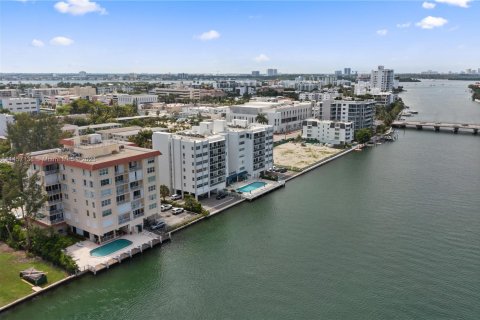 Condominio en venta en Bay Harbor Islands, Florida, 2 dormitorios, 152.36 m2 № 730378 - foto 26
