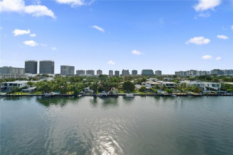 Condominio en venta en Bay Harbor Islands, Florida, 2 dormitorios, 152.36 m2 № 730378 - foto 1