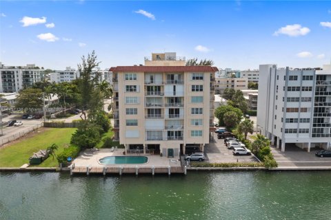 Condominio en venta en Bay Harbor Islands, Florida, 2 dormitorios, 152.36 m2 № 730378 - foto 27