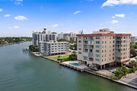Condominio en venta en Bay Harbor Islands, Florida, 2 dormitorios, 152.36 m2 № 730378 - foto 28