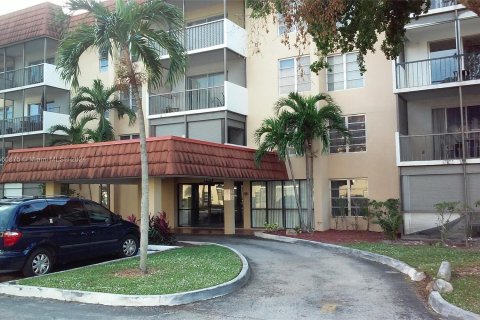 Condo in Lauderhill, Florida, 2 bedrooms  № 1095231 - photo 12