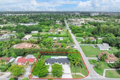 House in Miami, Florida 3 bedrooms, 150.5 sq.m. № 1232460 - photo 9