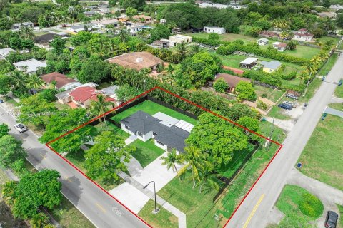 House in Miami, Florida 3 bedrooms, 150.5 sq.m. № 1232460 - photo 3