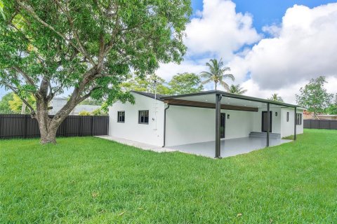 House in Miami, Florida 3 bedrooms, 150.5 sq.m. № 1232460 - photo 6