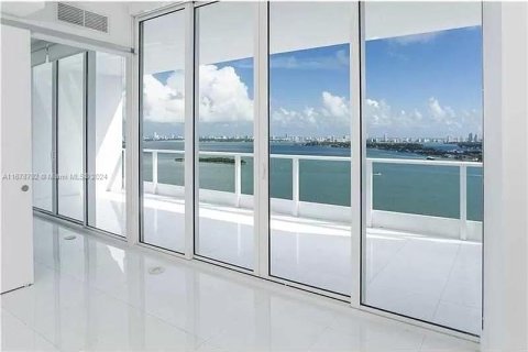 Condominio en venta en Miami, Florida, 1 dormitorio, 106.56 m2 № 1406252 - foto 1