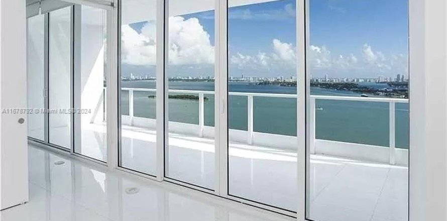 Condominio en Miami, Florida, 1 dormitorio  № 1406252