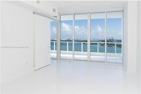 Condo in Miami, Florida, 1 bedroom  № 1406252 - photo 5