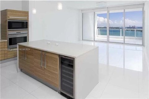 Condo in Miami, Florida, 1 bedroom  № 1406252 - photo 3