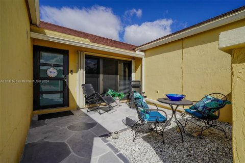 Casa en venta en Miami Gardens, Florida, 4 dormitorios, 128.3 m2 № 1009211 - foto 2