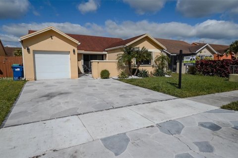 Villa ou maison à vendre à Miami Gardens, Floride: 4 chambres, 128.3 m2 № 1009211 - photo 1
