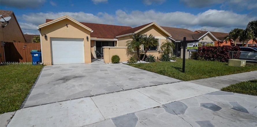 House in Miami Gardens, Florida 4 bedrooms, 128.3 sq.m. № 1009211