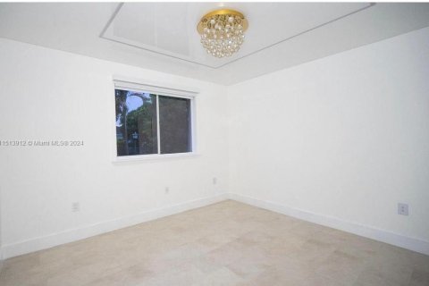 House in Doral, Florida 5 bedrooms, 216 sq.m. № 944797 - photo 17