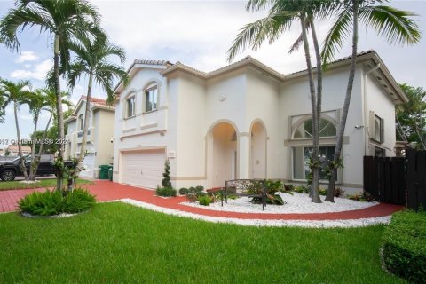 House in Doral, Florida 5 bedrooms, 216 sq.m. № 944797 - photo 2