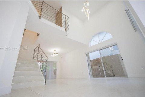 House in Doral, Florida 5 bedrooms, 216 sq.m. № 944797 - photo 15