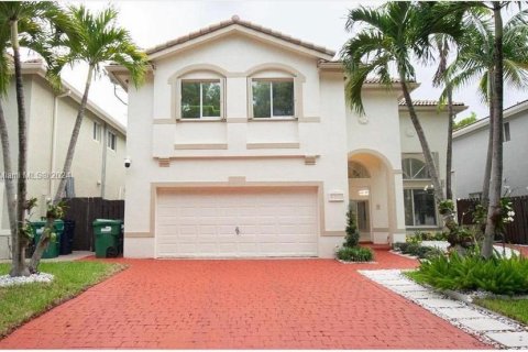 House in Doral, Florida 5 bedrooms, 216 sq.m. № 944797 - photo 1