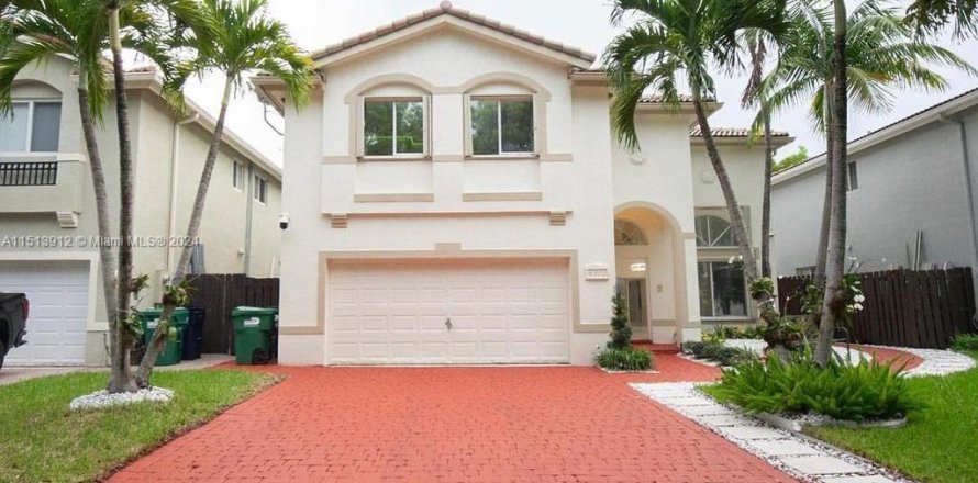 House in Doral, Florida 5 bedrooms, 216 sq.m. № 944797