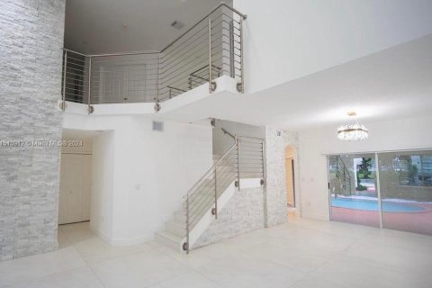 House in Doral, Florida 5 bedrooms, 216 sq.m. № 944797 - photo 11