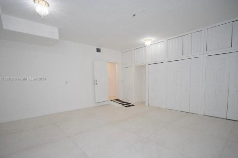 House in Doral, Florida 5 bedrooms, 216 sq.m. № 944797 - photo 16