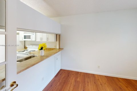 Condominio en venta en Coral Springs, Florida, 1 dormitorio, 75.81 m2 № 1127329 - foto 6