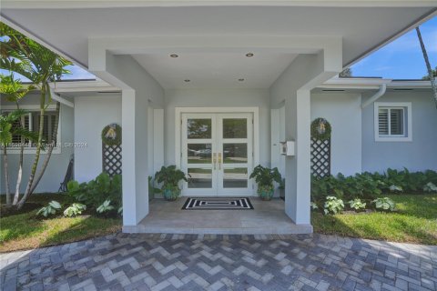 House in Coral Gables, Florida 5 bedrooms, 320.05 sq.m. № 1220784 - photo 3