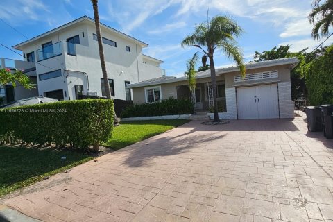 Villa ou maison à louer à Surfside, Floride: 3 chambres, 166.76 m2 № 1357035 - photo 1