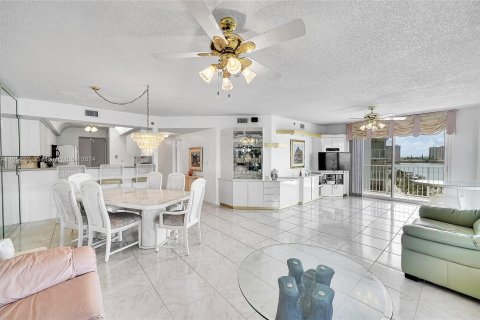 Copropriété à vendre à Sunny Isles Beach, Floride: 2 chambres, 119.84 m2 № 1357034 - photo 9