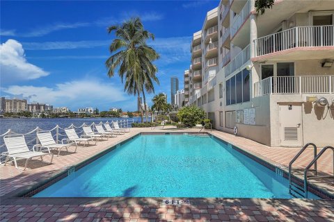 Copropriété à vendre à Sunny Isles Beach, Floride: 2 chambres, 119.84 m2 № 1357034 - photo 30