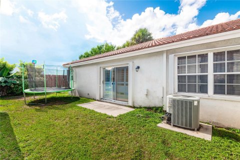 House in Margate, Florida 3 bedrooms, 120.22 sq.m. № 1327652 - photo 24