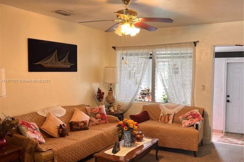 Casa en venta en Virginia Gardens, Florida, 4 dormitorios, 163.42 m2 № 809776 - foto 6