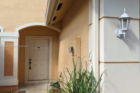 Townhouse in Tamarac, Florida 3 bedrooms, 130.43 sq.m. № 1351981 - photo 2