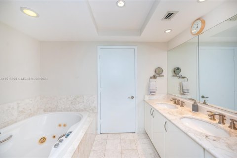Condominio en venta en Miami, Florida, 1 dormitorio, 105.44 m2 № 951696 - foto 19
