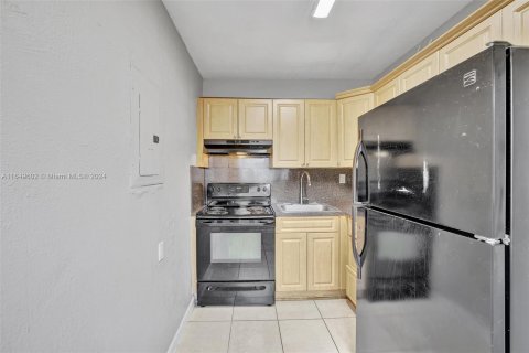 House in Hallandale Beach, Florida 2 bedrooms, 68.38 sq.m. № 1352066 - photo 10