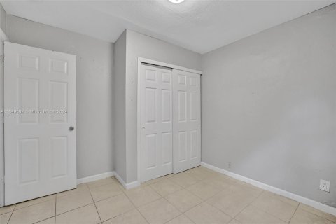 House in Hallandale Beach, Florida 2 bedrooms, 68.38 sq.m. № 1352066 - photo 14