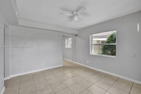 House in Hallandale Beach, Florida 2 bedrooms, 68.38 sq.m. № 1352066 - photo 5